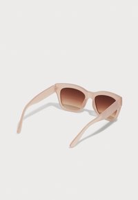 Ochelari de soare roz translucizi cu ramă pătrată și lentile maro cu gradient. Prezintă brațe elegante, curbe și o textură minimă pe suprafață.