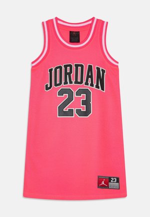 Camiseta de baloncesto sin mangas de color rosa con "JORDAN" y el número "23" en letras negras y grises, parche con el logo de Jordan en la parte inferior.