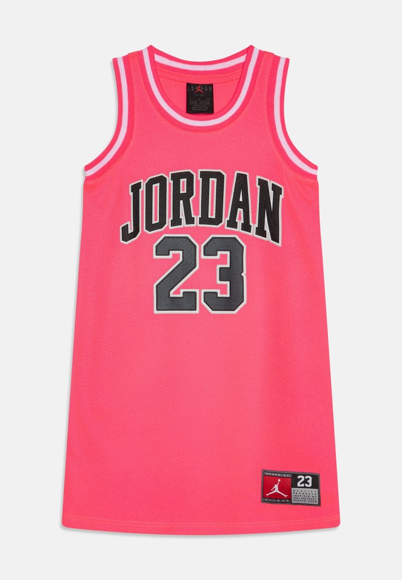Maillot de basketball rose sans manches avec "JORDAN" et le numéro "23" en lettres noires et grises, écusson du logo Jordan en bas.