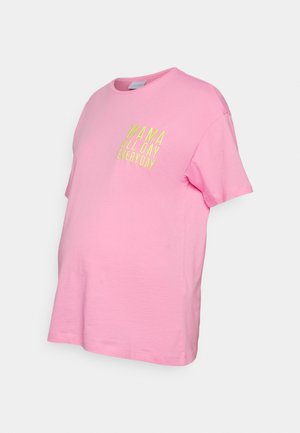 Rosa Baumwoll-T-Shirt mit kurzen Ärmeln, versehen mit dem gelben Drucktext "MAMA ALL DAY EVERYDAY" auf der Brust. Normale Passform und Rundhalsausschnitt.