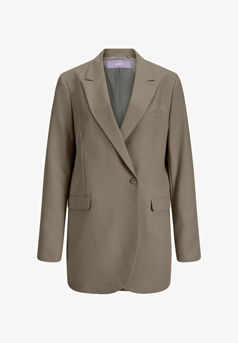 Blazer marron clair à un bouton, avec revers crantés et deux poches avant à rabat, présenté sur fond blanc.