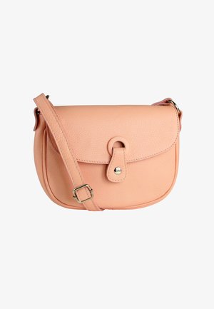 Perzikkleurige leren crossbodytas met een afgeronde vorm, flapsluiting en zilverkleurige hardware. Voorzien van een afneembare, verstelbare riem en een gestructureerd oppervlak.