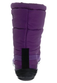 Botte isolée violette avec un dessus doux et rembourré, coutures horizontales et semelle en caoutchouc noire ; dispose d'une languette noire à l'arrière.