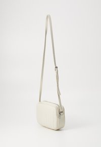 Witte nepleer schoudertas met rechthoekige vorm, subtiele quilttextuur, verstelbare riem en accenten van zilverkleurig metaal.