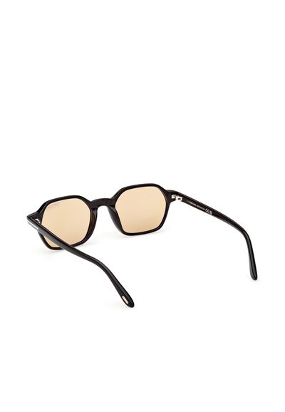 Mustat muoviset aurinkolasit, joissa on oktaedrin muotoinen kehys ja vaaleanruskeat linssit. Hienot mustat sankarissa on hopeiset yksityiskohdat.