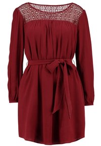 Burgundinmekko, jossa on pitkät hihat, pitsiyläosa, laskostettu vartalo-osa ja sidottava vyö. Pehmeä kangas, joka laskeutuu kauniisti.