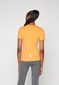 ONLY Play ONPMILA LIFE ON SLIM TEE  - Lihtne T-särk - tangerine