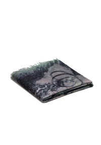 Sciarpa di tessuto piegata con una texture morbida, caratterizzata da un design stampato in monocromo con sottili accenti verdi lungo i bordi.