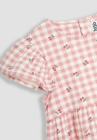 Vaaleanpunainen ruudullinen mekko lyhyillä röyhelöhihoilla, jossa on pieniä kirsikkakuviota ja kokoontuva vyötärö. Valmistettu pehmeästä puuvillakankaasta.