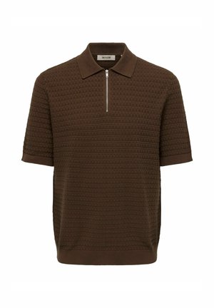 Pruun polo särk tekstuuriga mustriga, lühikeste varrukatega ja poolviskava esiosaga. Omab klassikalist kraed ja soonikserva.