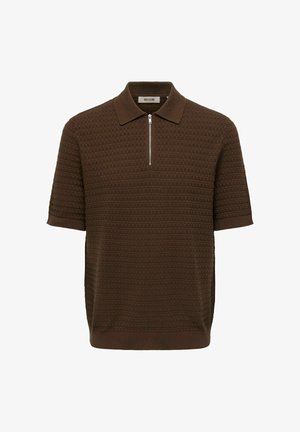 Pruun polo särk tekstuuriga mustriga, lühikeste varrukatega ja poolviskava esiosaga. Omab klassikalist kraed ja soonikserva.