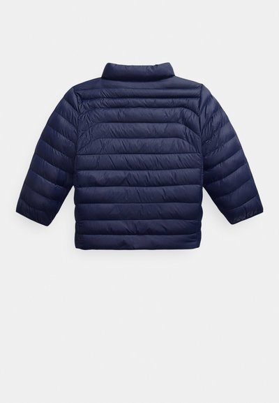 Casaco azul-marinho tipo puffer com um design acolchoado, apresentando uma gola baixa e mangas curtas. Textura suave com acentos de costura horizontal.