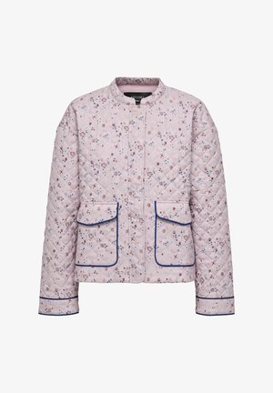 Gequilted jack in lichtroze stof met bloemenprint. Kenmerken zijn marineblauwe bies, ronde halslijn en twee voorste opgestikte zakken.