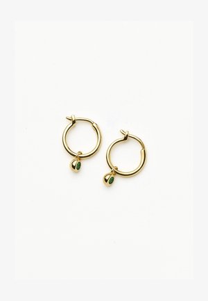 Gouden oorringen met een glad, rond ontwerp en een kleine groene edelsteen die aan elke ring hangt.