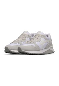 Scarpe da ginnastica bianche e beige con tomaia in suede e rete, lacci e suola in gomma testurizzata. Presentano un logo grigio sul lato.