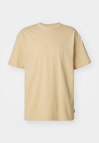 M NSW PREM ESSNTL TEE - T-shirts - sesame