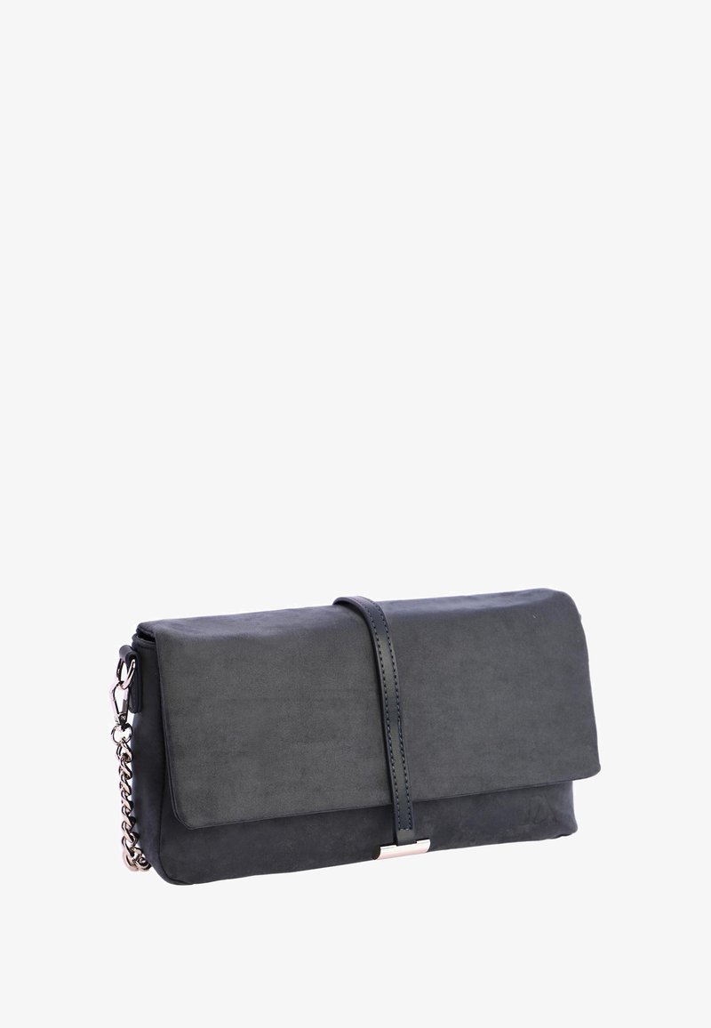 Clutch de ante negro con una correa de cadena desmontable. Presenta un acabado suave, cierre de solapa y acentos de hardware en tono plateado.