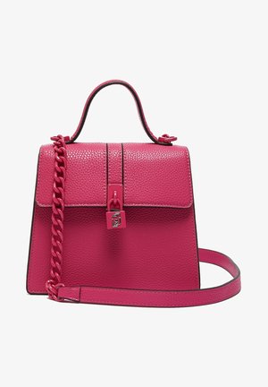 Różowa skórzana torebka o teksturowanym wykończeniu, usztywnionym kształcie, odpinanym pasku z łańcuszka oraz magnetycznym zamknięciu z małym detalem kłódki.