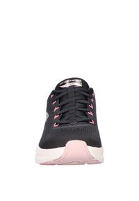 Zwarte vetersneaker met roze accenten, bovenwerk van mesh en witte zool met ArchFit-logo op de tong voor ondersteuning van de voetboog.