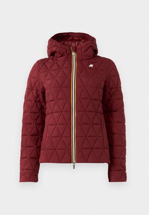 Veste matelassée écarlate avec capuche, dotée d'une fermeture éclair à l'avant avec un ruban multicolore. Un motif en losange et un détail de logo sur la poitrine sont visibles.
