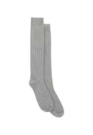 Une paire de longues chaussettes grises côtelées avec des bords retroussés, posées à plat et légèrement superposées sur fond blanc.