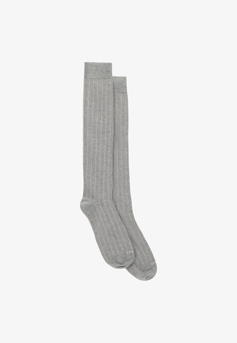 Une paire de longues chaussettes grises côtelées avec des bords retroussés, posées à plat et légèrement superposées sur fond blanc.