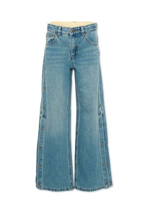 Jasnoniebieskie jeansy z wysokim stanem o szerokich nogawkach, zapinane na guziki wzdłuż zewnętrznych szwów, z kieszeniami z przodu i z tyłu.