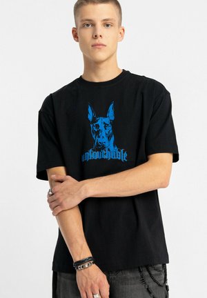 CZARNY T-SHIRT LOOSE Z AUTORSKĄ GRAFIKĄ Z PRZODU - T-shirt z nadrukiem