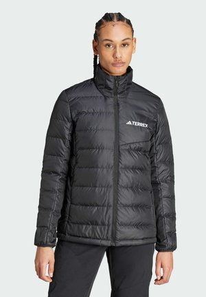 Zwarte geïsoleerde pufferjas met een hoge kraag, rits aan de voorkant en een horizontale gestikte patroon. Voorzien van een wit "TERREX" logo op de linkerborst.