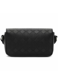 Borsa in pelle nera con motivo a diamante texturizzato, forma rettangolare, angoli arrotondati e chiusura con zip superiore. Inclusa tracolla regolabile.