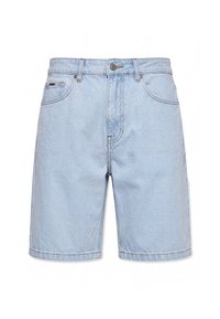 Hellblaue Jeansshorts mit Frontknopf, Reißverschluss, Gürtelschlaufen und fünf Taschen vor weißem Hintergrund.