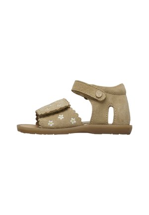 Sandal in suede color cammello con un design a scallop, ricami floreali e una chiusura in Velcro per una vestibilità sicura. La parte posteriore presenta ritagli per la traspirabilità.