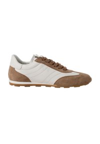 Weiße Leder- und braune Wildlederschuhe für den Sport mit runder Spitze, kontrastierenden Seitenstreifen und braunen Schnürsenkeln. Gummisohle mit strukturiertem Grip.