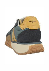 Pantof cu un superior din suede bleumarin, accente teal și tab de călcâi galben. Dispune de un intermediar alb și o talpă din cauciuc texturată pentru aderență.