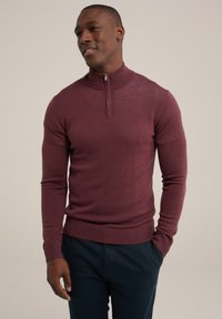 Burgundijski zip-up pulover od pletene tkanine, sa rebrastim manžetama i donjim dijelom, uskog kroja i visokim ovratnikom za dodatnu toplinu.