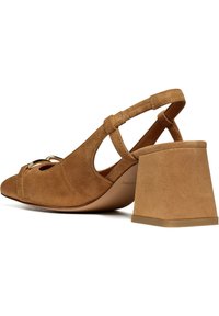 Sandali in suede color tan con tacco blocco triangolare, schiena aperta e ritagli decorativi con accenti hardware minimi.