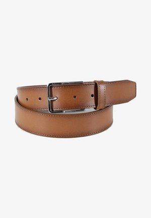 Cintura in pelle marrone con una texture liscia, fibbia in metallo argentato e cuciture visibili; presenta fori per la regolazione e un design a punta.