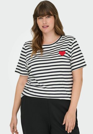 T-shirt a maniche corte a righe in bianco e blu navy con un ricamo di un cuore rosso testurizzato sul lato sinistro del petto. Presenta un colletto rotondo.
