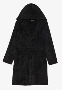 Rochie din polarfleece neagră cu glugă, având o suprafață texturată, mâneci lungi și un sistem de închidere cu curea. Design de lungime medie, fără modele.