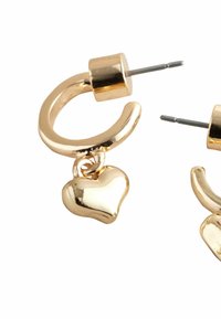 Orecchini a cerchio in oro con superficie liscia, dotati di un piccolo ciondolo a forma di cuore appeso a ciascun orecchino. Finitura lucida, design semplice.
