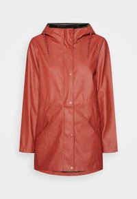 Rood waterdicht regenjack met capuchon, drukknopen, twee voorkanten zakken en een gladde, glanzende textuur. Geschikt voor nat weer.