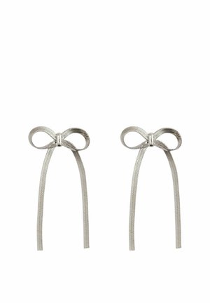 Ohrringe aus silberfarbenem Metall mit einem Schleifen-Design und schmalen Bändern. Glatte Oberfläche, minimalistischer Stil und glänzendes Finish.