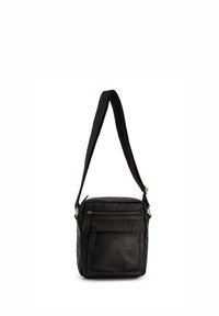 Černá kožená crossbody taška s texturovaným povrchem, obdélníkovým tvarem, nastavitelným popruhem, přední kapsou na zip a detailním logem značky.