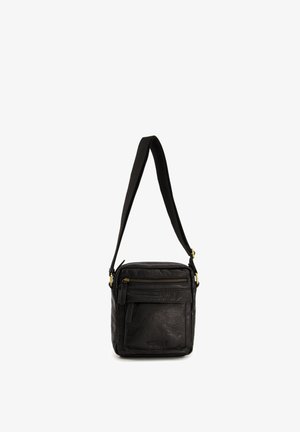 Schwarze Leder-Crossbody-Tasche mit strukturiertem Finish, rechteckiger Form, verstellbarem Tragegurt, vorderer Reißverschlusstasche und Markenlogo-Detail.