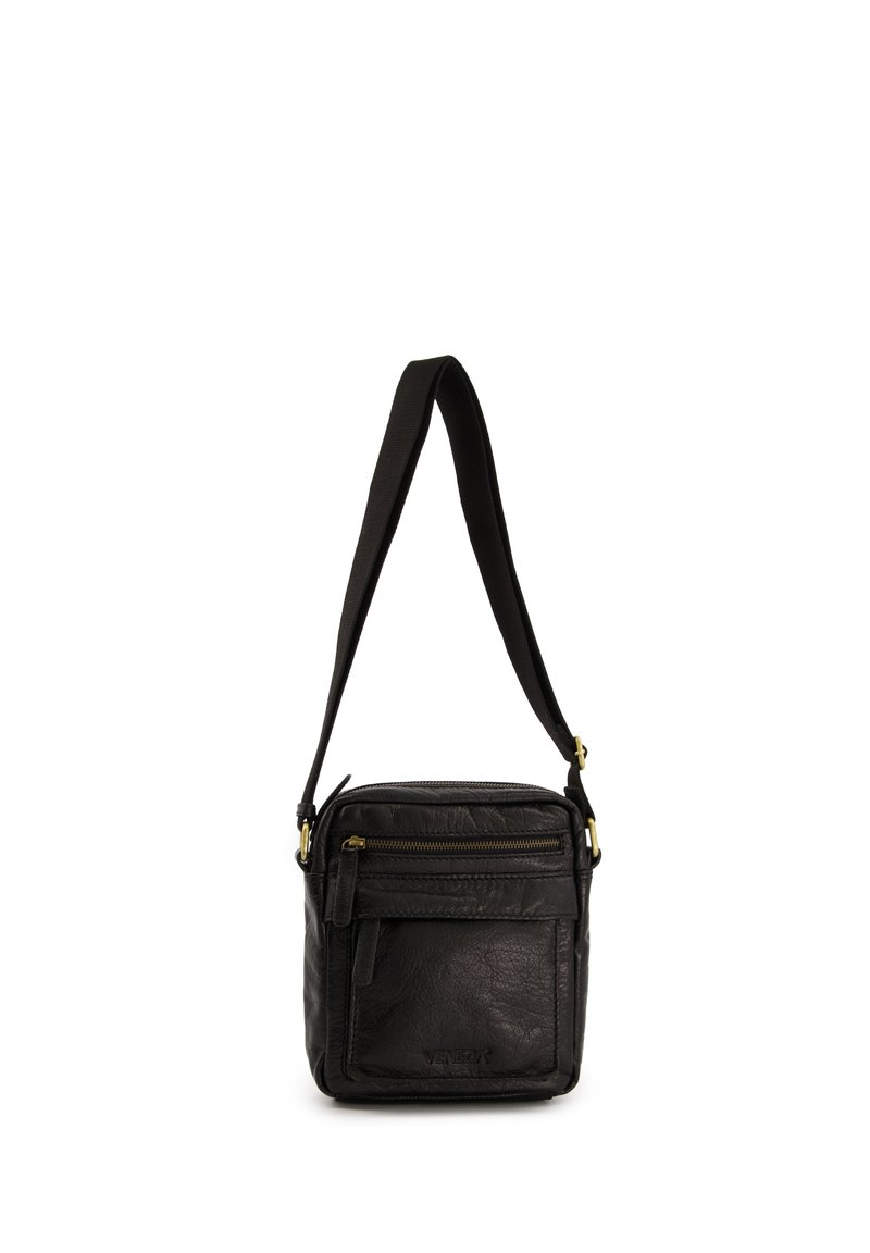 Černá kožená crossbody taška s texturovaným povrchem, obdélníkovým tvarem, nastavitelným popruhem, přední kapsou na zip a detailním logem značky.