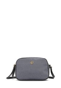 Borsa a tracolla sintetica grigia con superficie testurizzata, forma rettangolare, dettaglio del logo dorato e tracolla nera rimovibile.