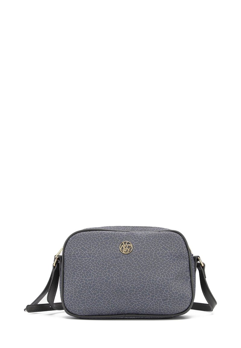 Borsa a tracolla sintetica grigia con superficie testurizzata, forma rettangolare, dettaglio del logo dorato e tracolla nera rimovibile.