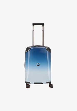 Maleta rígida con un diseño en degradado azul, que cuenta con un mango retráctil, cuatro ruedas y un mecanismo de bloqueo circular.