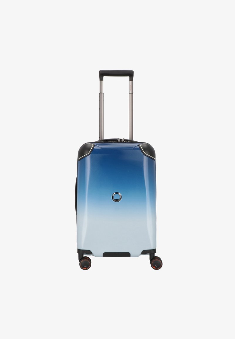 Maleta rígida con un diseño en degradado azul, que cuenta con un mango retráctil, cuatro ruedas y un mecanismo de bloqueo circular.