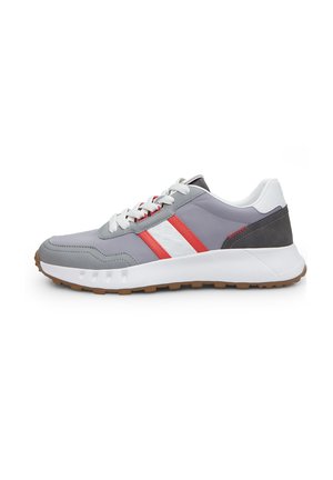 Baskets de sport grises avec des rayures rouges et blanches, en cuir et en tissu, à bout rond, semelle blanche rembourrée et semelle extérieure en caoutchouc brun texturé.